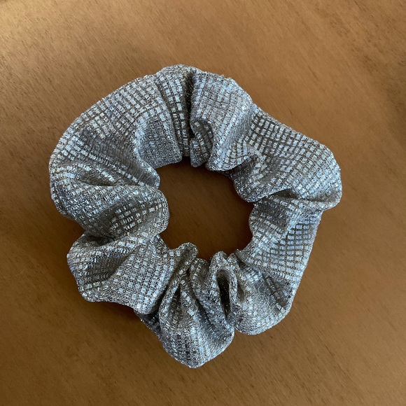 💕2/$20 Scrunchie Set of 3 - Picture 4 of 8
